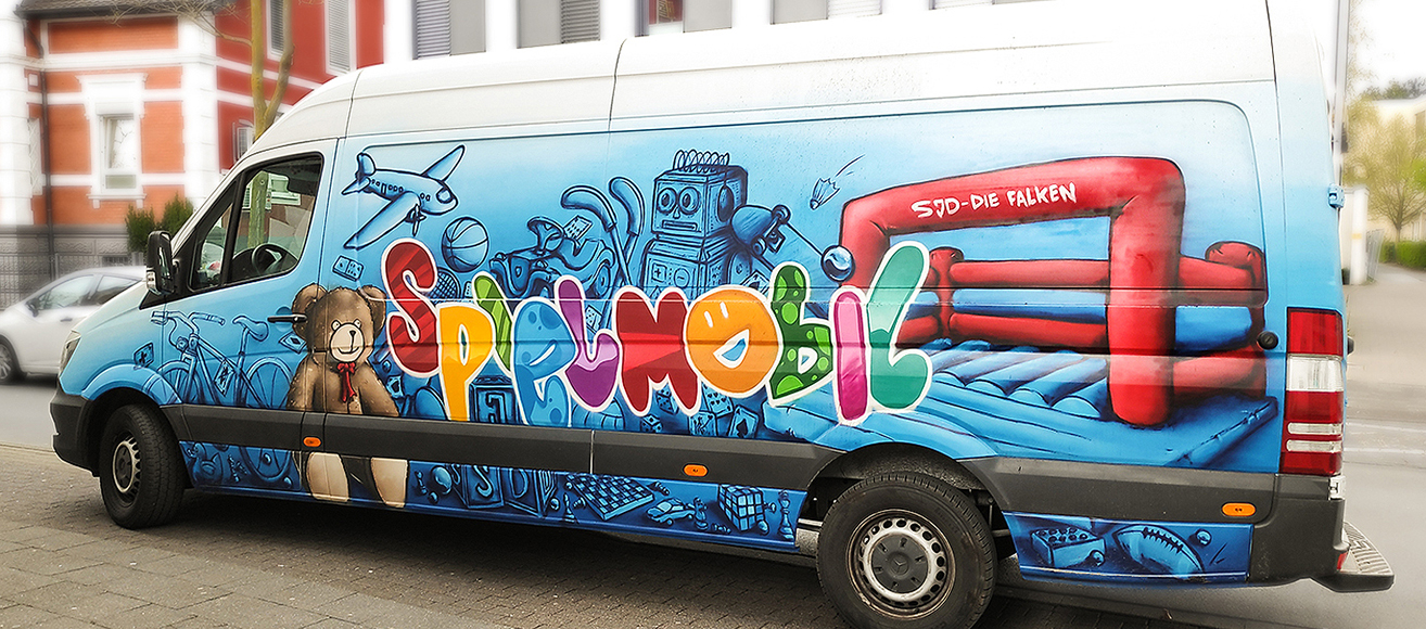 Graffiti Gestaltung eines Transporters mit Spielzeugmotiven