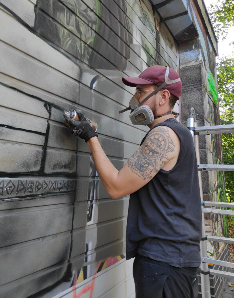 Lukas Kröger bei einer Graffiti Gestaltung für das Deutsche Rote Kreuz