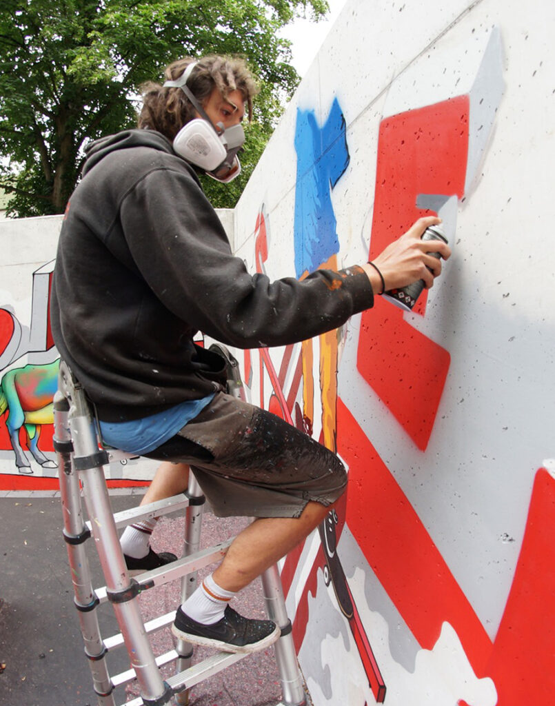 Nils Neumeyer bei der Graffiti Gestaltung eines Skateparks in Isselhorst