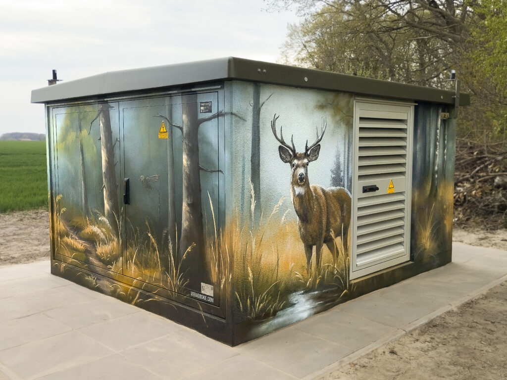 malerische Gestaltung einer Trafostation in Altenmarhorst mit Hirsch und Hase in einer verträumten Waldlandschaft